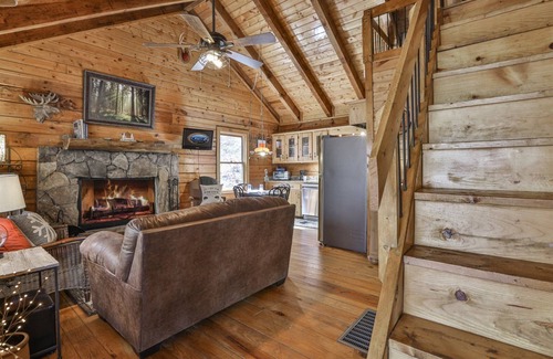 Walnut Mountain Cabin | Rolling Ridge | Ellijay, GA
