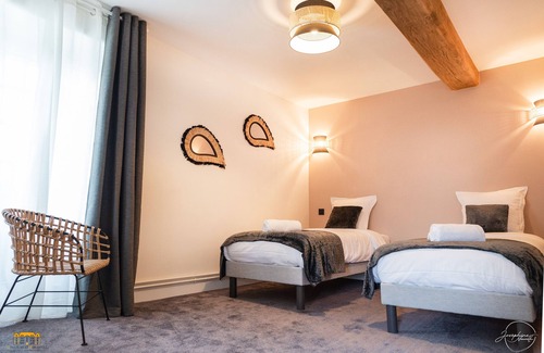 Hermival-les-Vaux Bed & Breakfast | Rollon's suite at Château d'Hermival