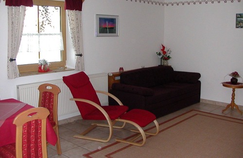Stammbach Apartment | Rollstuhlgeeignete 4-Sterne-Ferienwohnung (75qm) auf kinderfreundlichem Hof