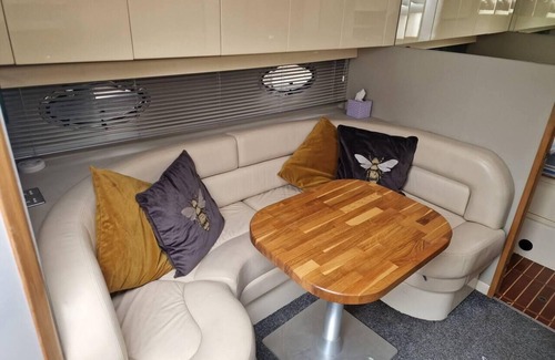 Wraysbury Apartment | Romantic 3Beds Yacht Escape on Thames