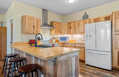 Milam County House | Romantic and peaceful country setting only 25 minutes from Belton or Temple!