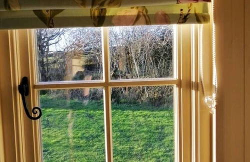 Bude Cabin | Romantic Apple Tree Shepherd's Hut with optional hot tub and shared EV charger.