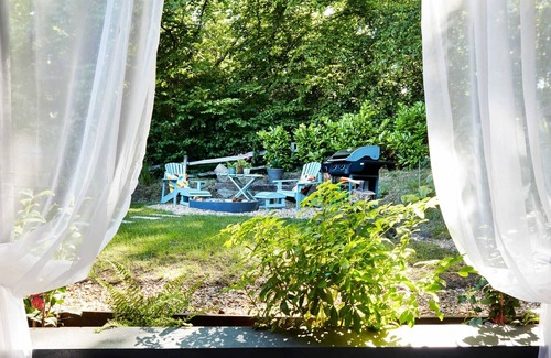 Langton Green Apartment | Romantic artist studio with hot tub, fire pit, hiking trails in woodland setting