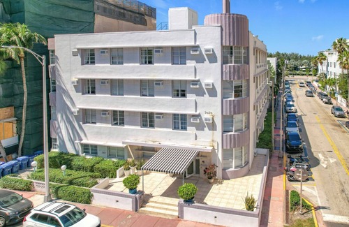 Mid Beach Condo | Romantic beach retreat: ocean 1/2 blockl, jacuzzi