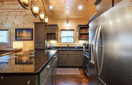 Broken Bow Cabin | Romantic Broken Bow Hideaway w/BBQ-Hot Tub-Fire Pit