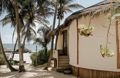 Zona Hotelera House | Romantic Bungalow on Tulum beach with turquoise sea at your doorstep!