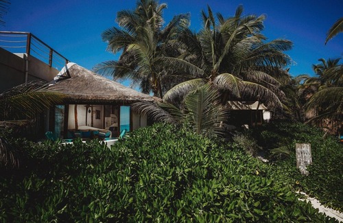 Zona Hotelera House | Romantic Bungalow on Tulum beach with turquoise sea at your doorstep!