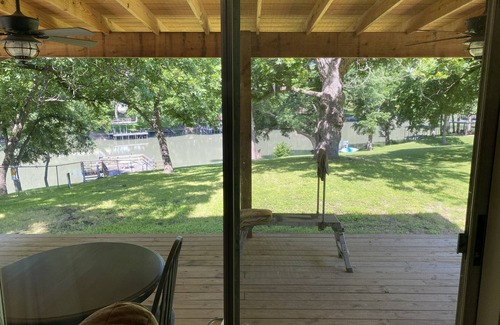 Seguin Cabin | Romantic Cabin for Two! 12 miles to Schlitterbahn/New Braunfels, Gruene Texas.