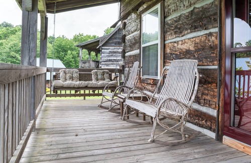 Vesta Cabin | Romantic Cabin Getaway - King Bed - Fast Wi-Fi - Pet-Friendly