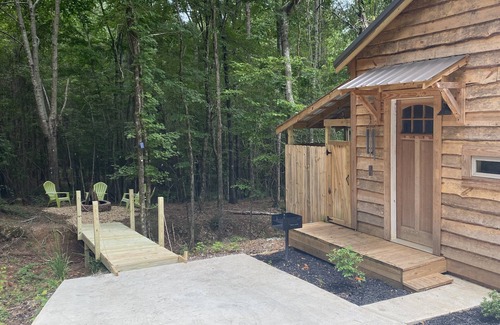 Milledgeville Cabin | Romantic Cabin Hideaway — Outdoor Rain Shower, Soaking Tub & Fire Pit
