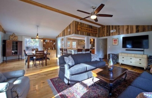 Candler House | Romantic Cabin Hideaway- 50 Private Acres, Hot tub, Blue Ridge Parkway, stream