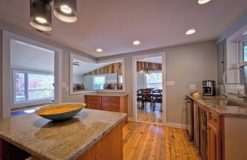 Candler House | Romantic Cabin Hideaway- 50 Private Acres, Hot tub, Blue Ridge Parkway, stream