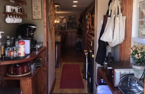 Estes Park House | Romantic Cabin, Hot Tub, AC, Summer Tiki Bar, Fire Pit, Soak'n Tub, Next to RMNP