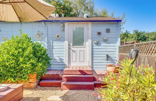 Fetters Hot Springs-Agua Caliente Cottage | Romantic Casita w/Garden + Deck 2 Miles to Plaza!