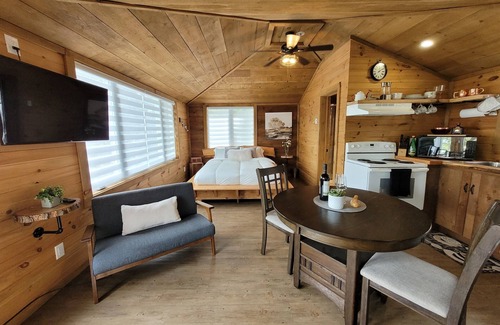 Val-des-Monts Cottage | Romantic Cottage with Epic Lake Views