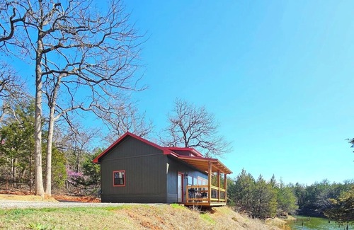 Guthrie Cottage | Romantic Cottage on Private Lake