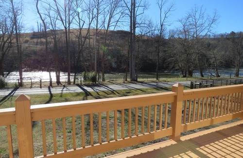 Clyde Cottage | Romantic cottage, pet friendly, stunning views of Smoky mtns. & Pigeon River.