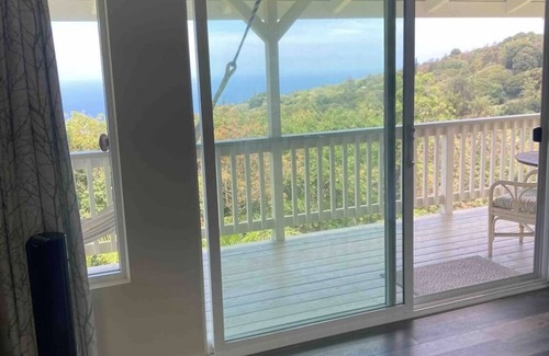 Captain Cook Cottage | Romantic cottage with stunning ocean and mountain views in Captain Cook, HI
