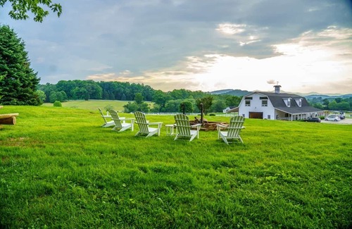 Hendersonville Cottage | Romantic Country Cottage With Modern Ammenities