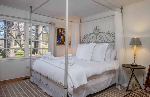 Hendersonville Cottage | Romantic Country Cottage With Modern Ammenities