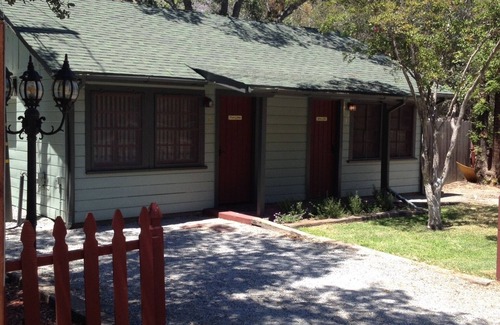 Three Rivers Cabin | Romantic Couples Cabin near Park Gate Entrance to Sequoia Nat'l Park