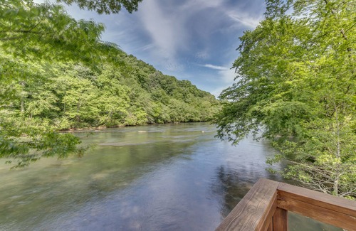 Mineral Bluff Cabin | Romantic Couples' Hide-Away- Remodel & Refurbishment w/WiFi on Toccoa River