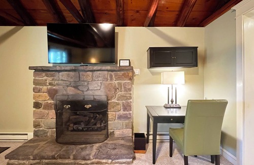 Reeders Cabin | Romantic Couples Log Cabin Suite in the Poconos with Jetted Tub