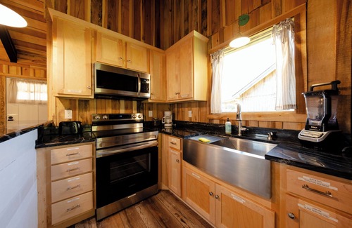 Smithville Cabin | Romantic Creekside Tiny Cabin Escape 15min to waterfalls 10min to CenterHillLake