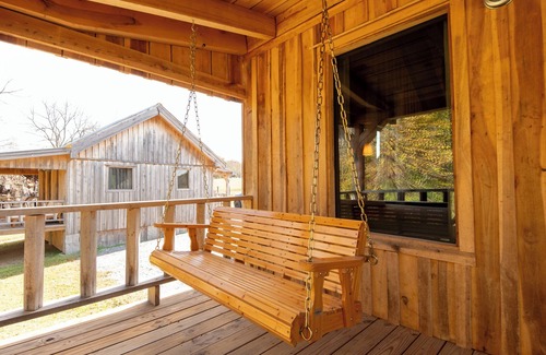 Smithville Cabin | Romantic Creekside Tiny Cabin Escape 15min to waterfalls 10min to CenterHillLake