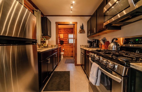 Rockbridge Cabin | Romantic escape/Creek view/Secluded/Heart of Hocking Hills/Hot Tub/FirePit