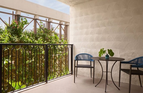 Coconut Grove Hotel | Romantic Escape w/Private Terrace | Close to Cocowalk Mall | Rootop Pool Access