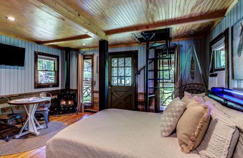 Sugar Grove House | Romantic Farm-Stay Cabin with Petting Zoo & Hot Tub near Boone, NC
