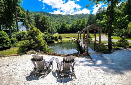 Sugar Grove House | Romantic Farm-Stay Cabin with Petting Zoo & Hot Tub near Boone, NC