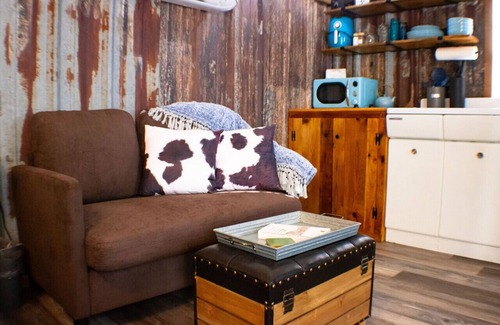 Anderson Cottage | Romantic Farm Stay | KING Bed, HOT TUB, Fire Pit, Porch Bed Swing *Rustic Retro*