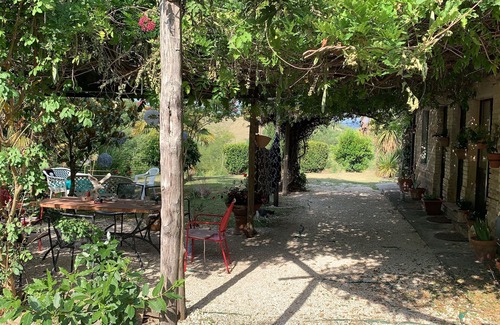 Montottone House | Romantic Farmhouse with pool and great garden, 30 minutes to the beach.