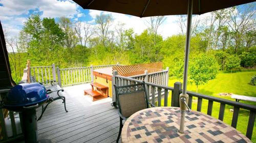Sugarcreek House | Romantic Forest Cabin with Amazing Private Deck and Spa in Ohio