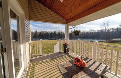 Mercer House | Romantic gateway house on the private lake