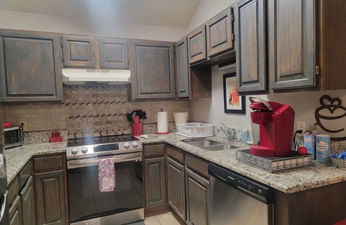 Fort Worth House | Romantic Get-Away Located Central to Shopping, Dining & Entertainment!