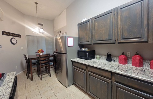 Fort Worth House | Romantic Get-Away Located Central to Shopping, Dining & Entertainment!