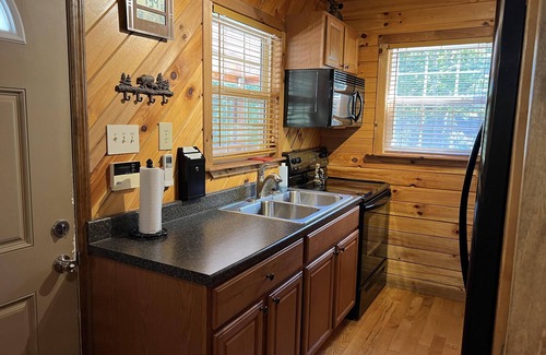 Campton Cabin | Romantic Getaway Cabin with Hot Tub and wi-fi