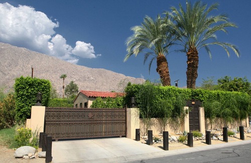 Warm Sands House | ROMANTIC GETAWAY FOR 2! NOTHING ELSE LIKE THIS IN THE ENTIRE VALLEY!