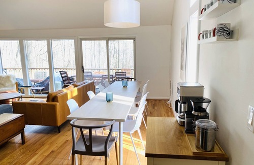 Berkeley Springs Cabin | Romantic, hot tub, king bed, private, pet-friendly