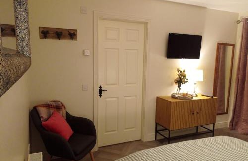 Grangecon Apartment | Romantic Hot Tub Retreat with Bar & Tapas Restaurant on-site