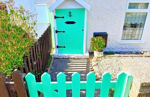 Mablethorpe and Sutton House | Romantic Lakeside Cottage by the Beach! with Super Cosy Log Burner! The Perfect Escape to Your Home from Home by the Sea! So Relaxing - You Won't want to Leave! Pet Friendly!