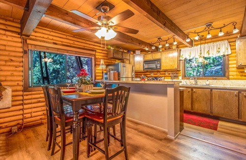 Idyllwild Cabin | ROMANTIC LOG CABIN ~ Quiet, Clean, Cozy ~Walk to Trails, 3 Min to Town!