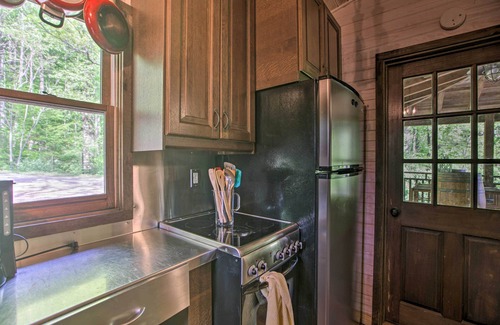 Faber Cottage | Romantic Log Cabin Escape on Delfosse Winery!