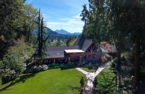 Jordan Road-Canyon Creek Cabin | Romantic LOG CABIN on Stilly River w/Hot tub! Setup for 2 people only
