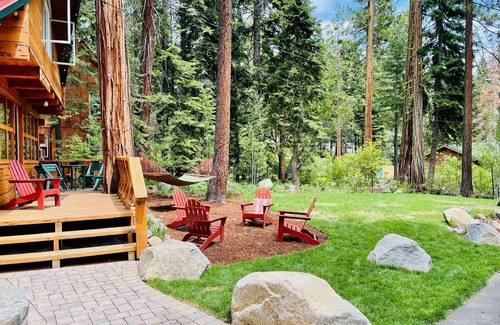 Timberland Cabin | Romantic Log Cabin with Hot Tub-Dog Friendly