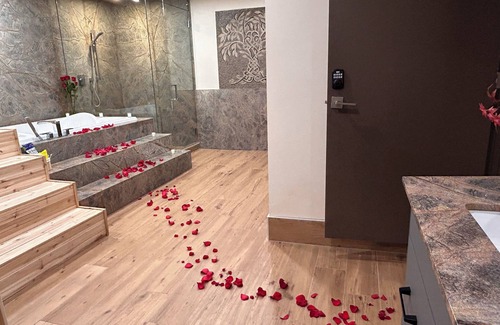 Canmore Bed & Breakfast | Romantic Luxury Retreat w/PRIVATE Sauna & Spa: Steam Shower, Ofuro, FP, pets ok!
