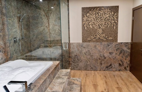 Canmore Bed & Breakfast | Romantic Luxury Retreat w/PRIVATE Sauna & Spa: Steam Shower, Ofuro, FP, pets ok!